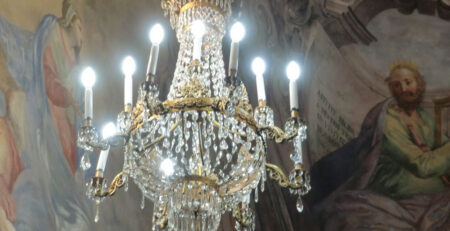 I lampadari della chiesa sono tornati al loro splendore