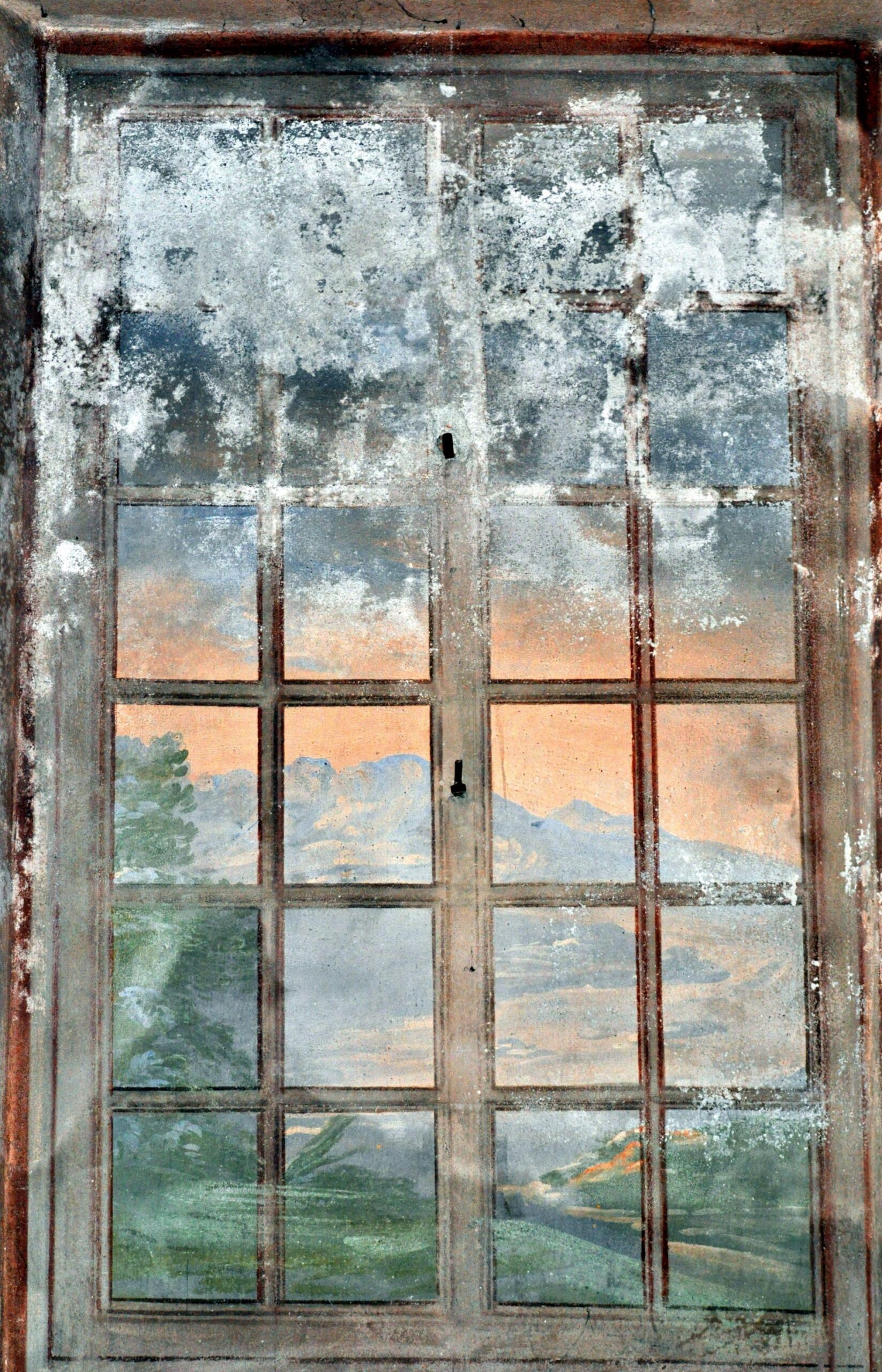 Fig. 2: Abside, finta finestra con vista sul Mombarone (foto ritoccata aumentando luminosità e contrasto)